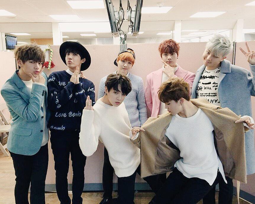 [#오늘의방탄]
이른 아침에 한 사녹에 와주신 아미여러분의 큰 응원 덕에 빛이 났던 #방탄소년단 엠카운트다운 크리스마스 특집 무대 어떠셨나요? 귀엽고 까리하고 섹시한 방탄이들과 함께 해피 크리스마스☃**