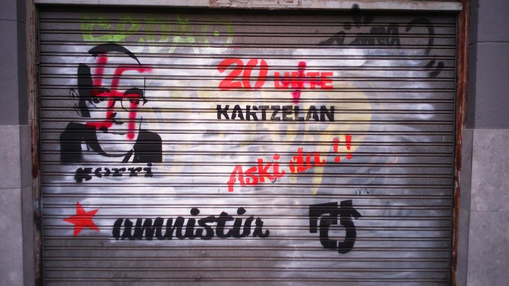 aithortwo's tweet photo. #uribarri ko auzoan eraso faxista euskal presoen muralean @Antifaxismoa @sare_herritarra #nopasaran @Uribarritzen http://t.co/WakXNi6Jk5