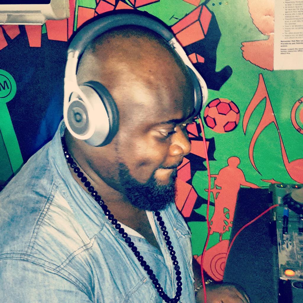Y1079FM's tweet photo. Da #mydmorningradioshow #ChristmasEdition ๐ On-Air๐ถ๐ถ with @sammyforson ๐ป#NPโถ #Looking4DaOne @WilII_Smith ๐ถ๐ถ http://t.co/AkaJ5Ofh5N Holla