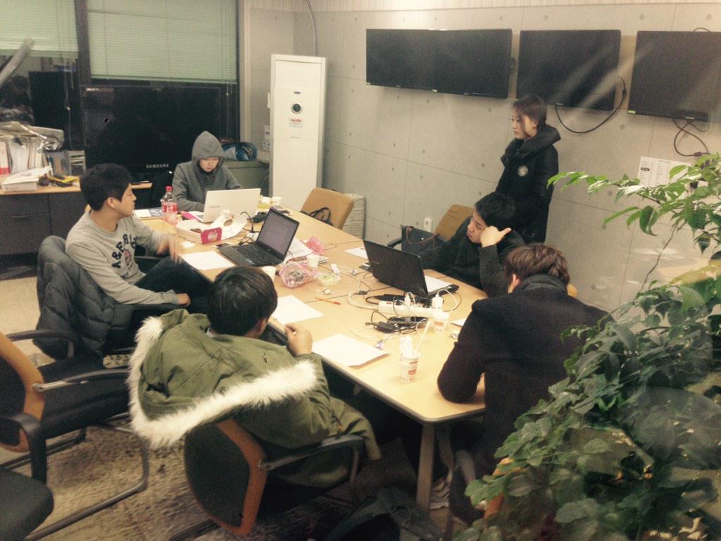 다들 크리스마스는 어떻게 보내고 계신지요?
크리스마스에도 스포츠투나잇 제작진은 
방송을 위해 회의실에 있습니다.
오늘은 정수빈, 허경민 인터뷰 2부방송예정입니다.

#에라이결국나도여기있잖아