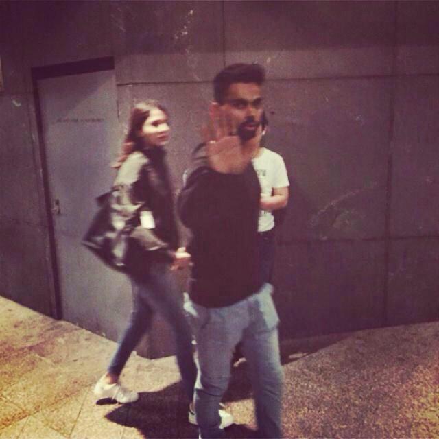 Khelne mat diyo isko! @imvkohli focus karle thoda! Pyar pyar mei dhyan hain sara!