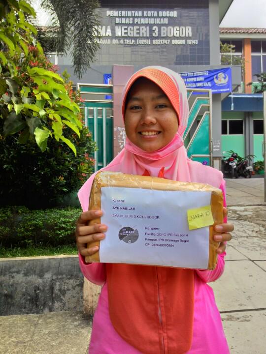 Paket hadiah jg lgsg diantar ke Ayu, salah satu peraih nilai tertinggi TO #GCFC4 dari SMAN 3 Bogor <a href="/LandbouwCloth/">Landbouw Konveksi</a> :)