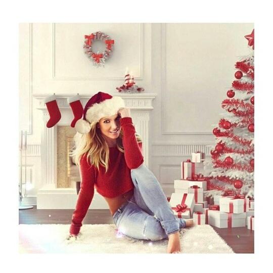 OMBfansite's tweet photo. Hey guys!! All the OMB team wishes you a happy holidays, job, love and healthy. And new Britney's music soon :)) http://t.co/XWF2X6oHgM