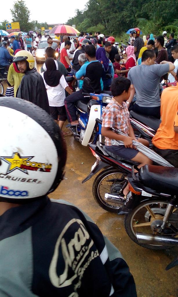AIqmar's tweet photo. Ingt nk lintasi hlgn last2 tersangkut terus . http://t.co/wOMC6T4fzR