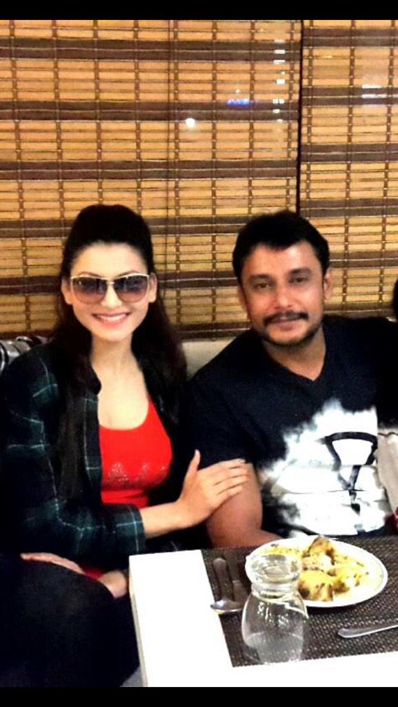 UrvashiRautela's tweet photo. Christmas dinner with family &amp; Superstar @dasadarshan in #Mysore.
Merry Xmas
It's #Airavata time guys!
#nomakeuplook http://t.co/ULMedkEFY9