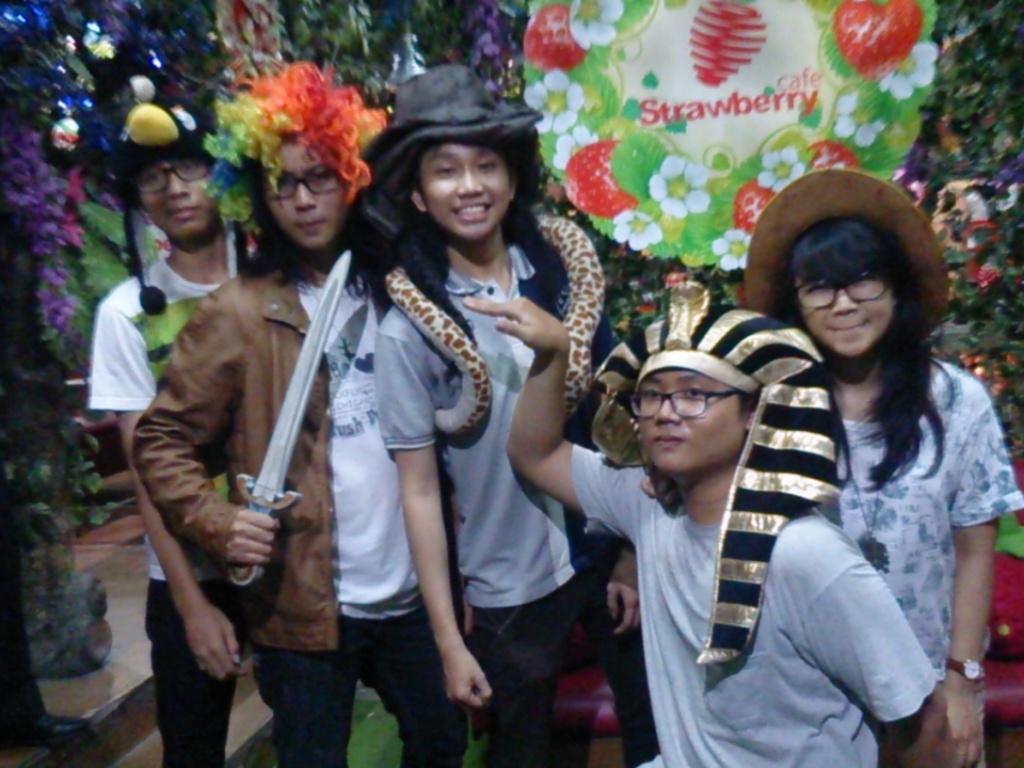 CornelRicky's tweet photo. #strawberrycafe #Christmas #holiday http://t.co/jl8KJfWLuI