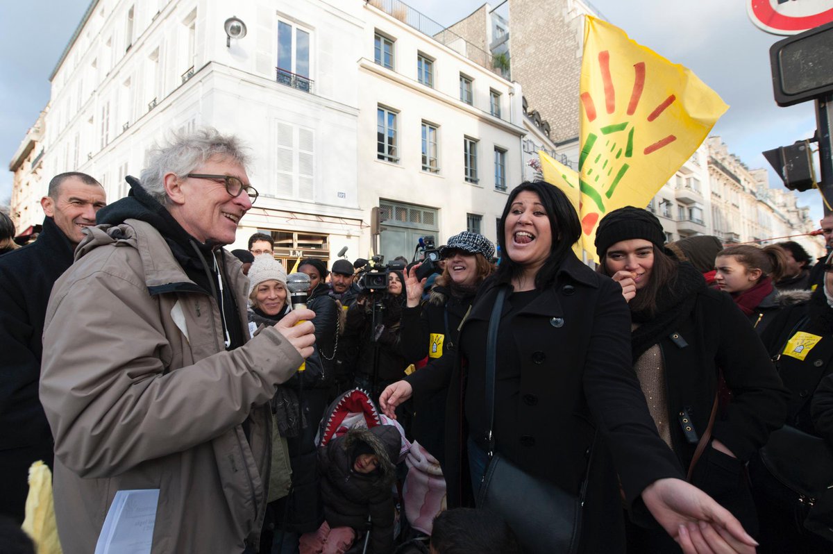 VicViennet's tweet photo. @federationdal Noël du DAL pour les mal logés et les sans abris avec le cadeau pour Madame Pinel. #droitaulogement http://t.co/IFMIGDQIT7