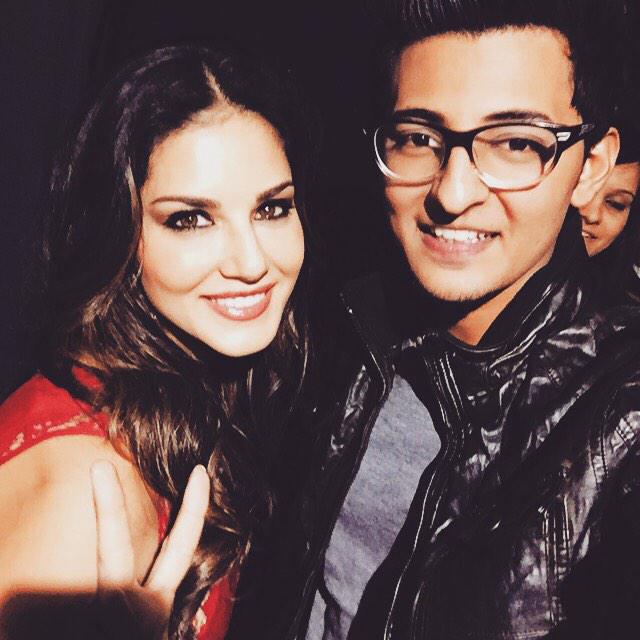TeamDarshanDZ's tweet photo. "@DarshanRavalDZ: @SunnyLeone just sang kabhi jo badal for her :)
#Sunnyisverysweet #SpreadLove http://t.co/mYNUSJUFIk"