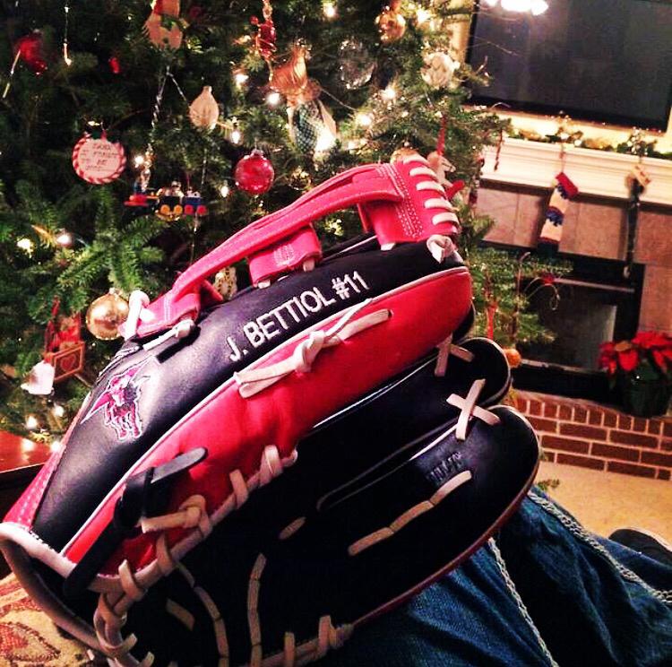 sluggerFP's tweet photo. Show us what #LouisvilleSlugger Fastpitch gear Santa left for you and we'll RT our favorites! #alliwantisLS http://t.co/lNpwzIf4mo