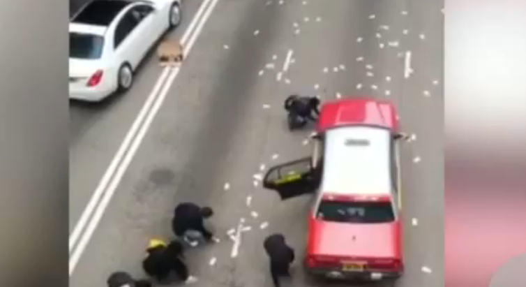 Vídeo: La apertura accidental de un furgón esparce 1,5 millones de euros en Hong Kong ow.ly/Gqtfc