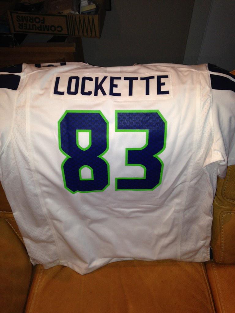 AlexGreenbaum55's tweet photo. Got the best jersey today #EightTre #IDontGetTired @RicardoLockette http://t.co/pPdXBNqigV