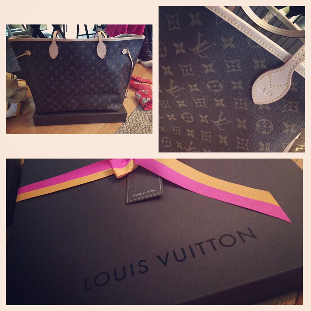 AngT_DiPierro's tweet photo. Best Christmas Ever!!!!! #shocked #bestparentsever #personalizedAD http://t.co/ZfI6Jc3Z5d