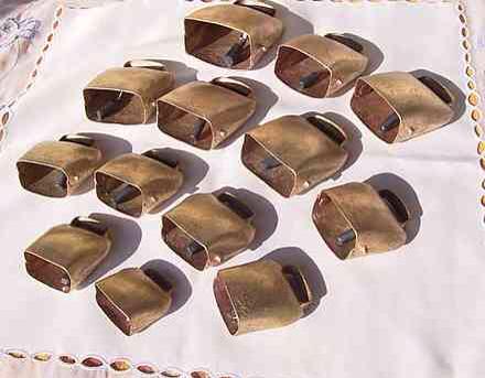 Jadi, dulu cowbell digunakan oleh para penggembala sapi untuk melacakan keberadaan hewan ternaknya. #Kamper