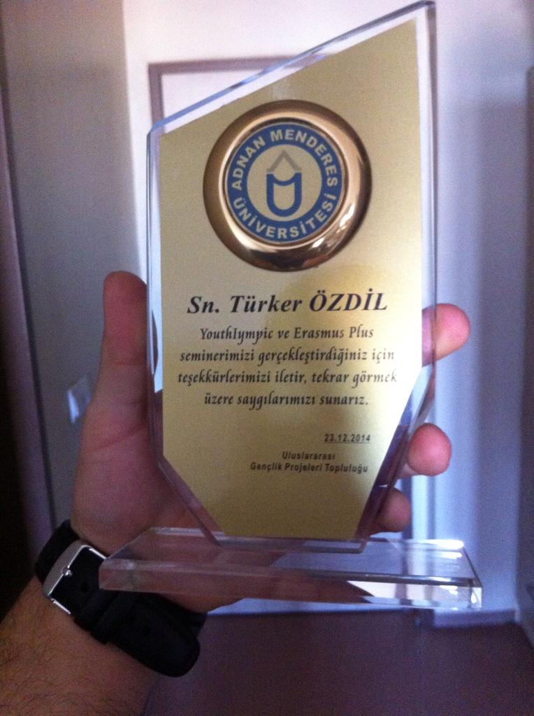 Turkerozdil's tweet photo. @menderesedutr nin çok değerli öğrenci topluluğu @ugep_adu e bu eğitim fırsatı ve plaket için teşekkür ederim http://t.co/gUZppN7WjY