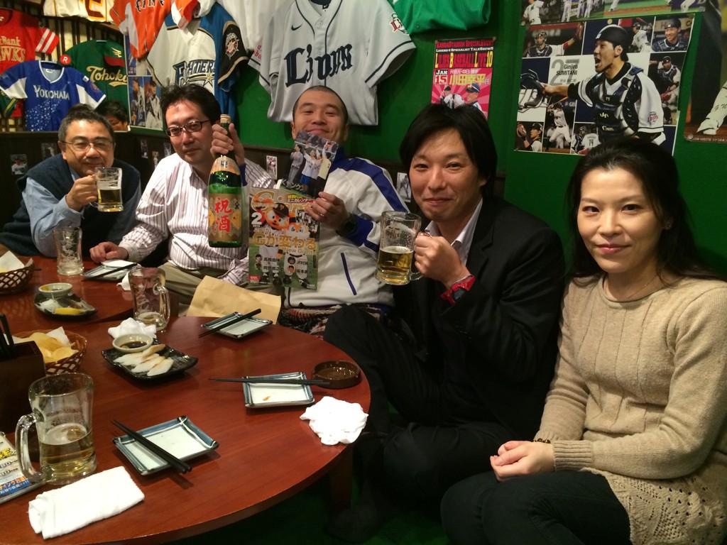おくまん 月刊ジャイアンツ編集部の忘年会を神田の野球居酒屋にて 部長さんから祝酒と星野編集長からドームで副音声をやった時の写真を頂いた ありがとうございます 09年wbcの映像を観ながらお酒を飲むという最高のクリスマスです Http T Co