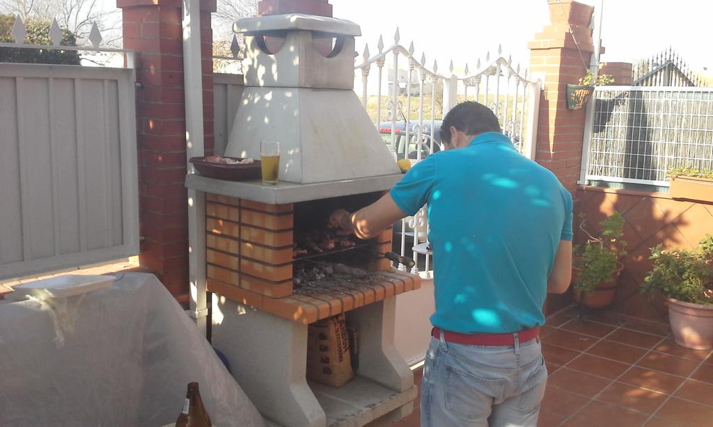 Rubenavarrorom's tweet photo. De barbacoa con la familia...pedazo de cheff http://t.co/AesWmVFzV0