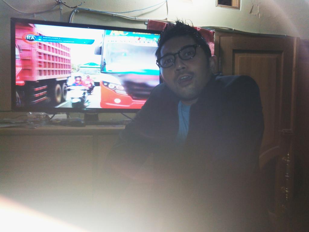 deko_cok's tweet photo. Mas darto kw lg nonton 86 dlu sblum shooting #NETMILIUNER_4 #netmediatama http://t.co/aYD67U68h4