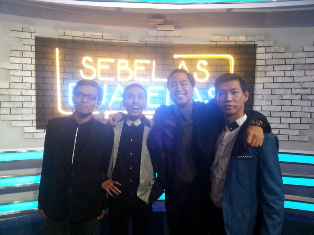 pandji's tweet photo. Udah “@RismaFrhnh: @pandji @Sebelas12Kompas undang yang mau #RulesOfThree  @Dzawinur @abdurarsyad @davidnurbianto” http://t.co/84tIRSDWWx