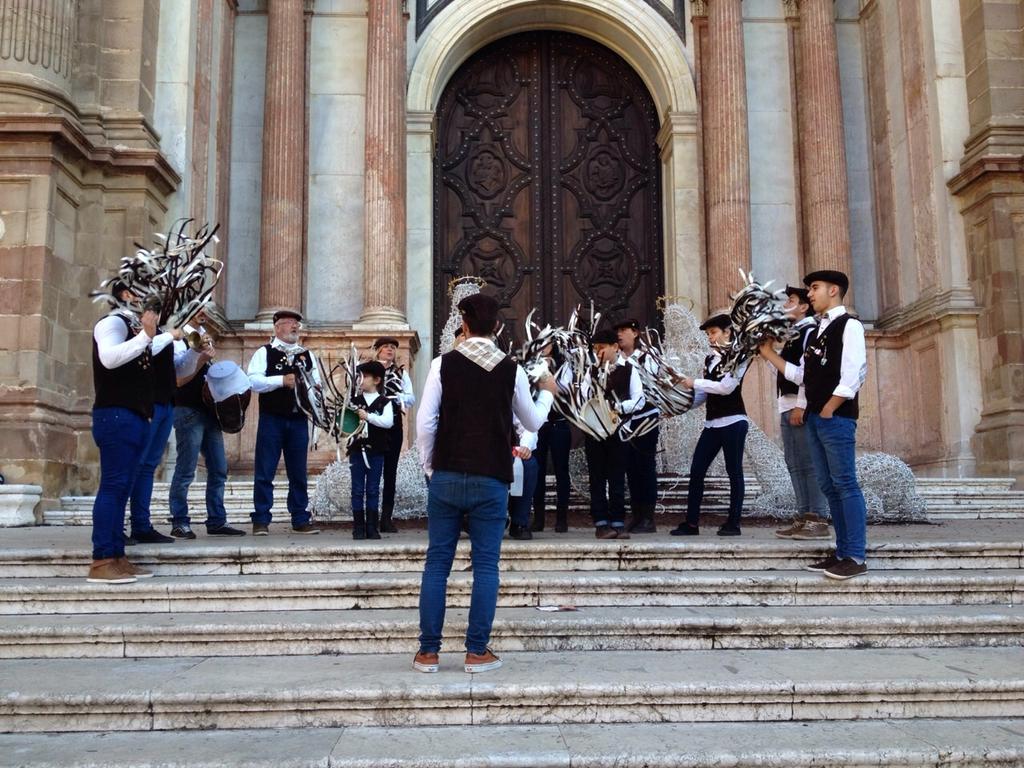 FMPLaAlcazaba's tweet photo. La Pastoral de la Finca de la Palma @fincalapalma y Los Penosos le cantan al Belen en la Catedral en Nochebuena http://t.co/7OhwYHWcUj