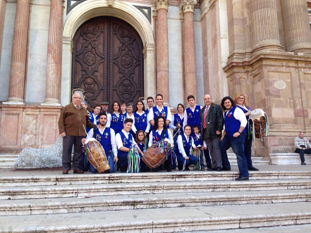 FMPLaAlcazaba's tweet photo. La Pastoral de la Finca de la Palma @fincalapalma y Los Penosos le cantan al Belen en la Catedral en Nochebuena http://t.co/7OhwYHWcUj