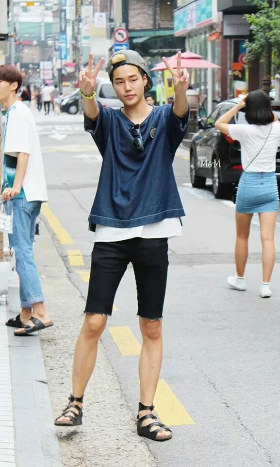 DG_960209's tweet photo. 크리스마스도 얼마 남지 않았네요! 이번 크리스마스도 함께 해주셔서 다들 감사드립니다. 그럼 동규군도, 동수니들도 메리 크리스마스♡ http://t.co/VSIC03rzoe