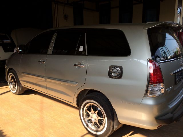 Dijual Kijang Innova 2011, Gold, mulus. Kodya. Rp. 175 jt