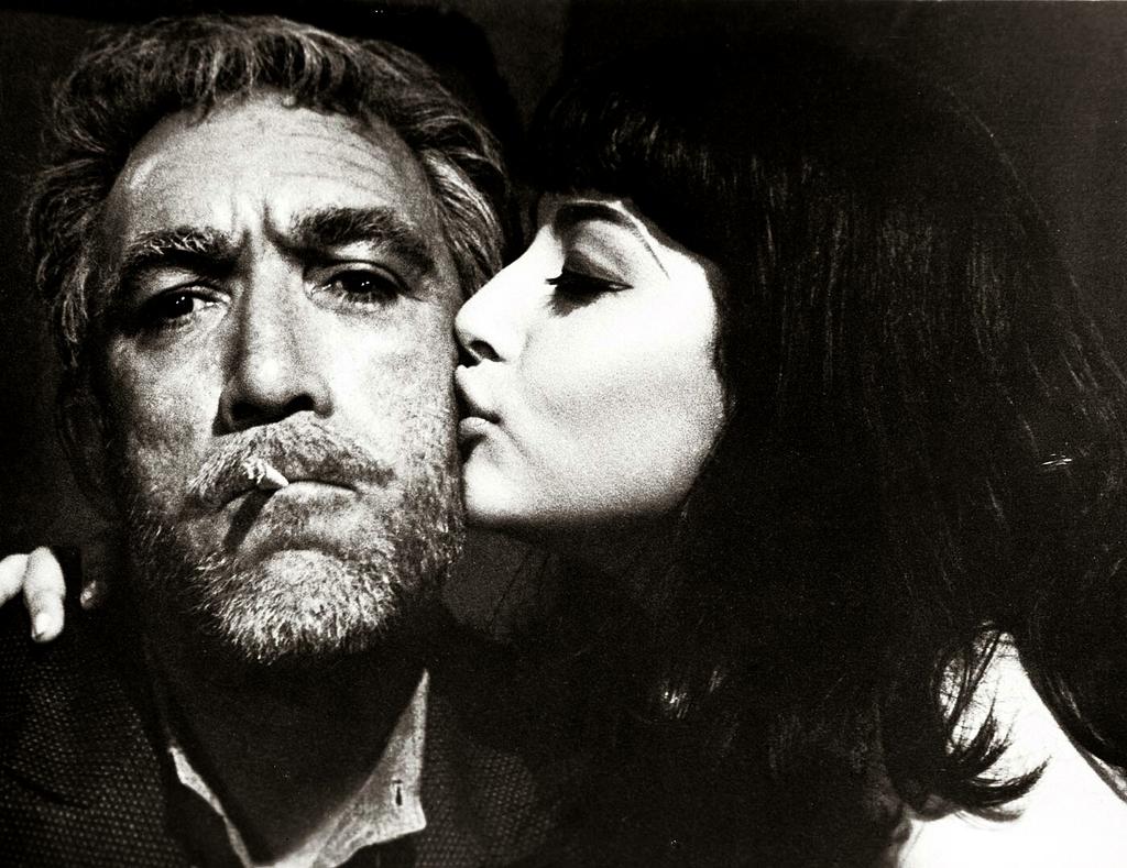 Nudzą mnie takie sprawy, ciągła praca brak zabawy. Woda kropli. Czas ucieka. Pijany Twitter, udaj greka.