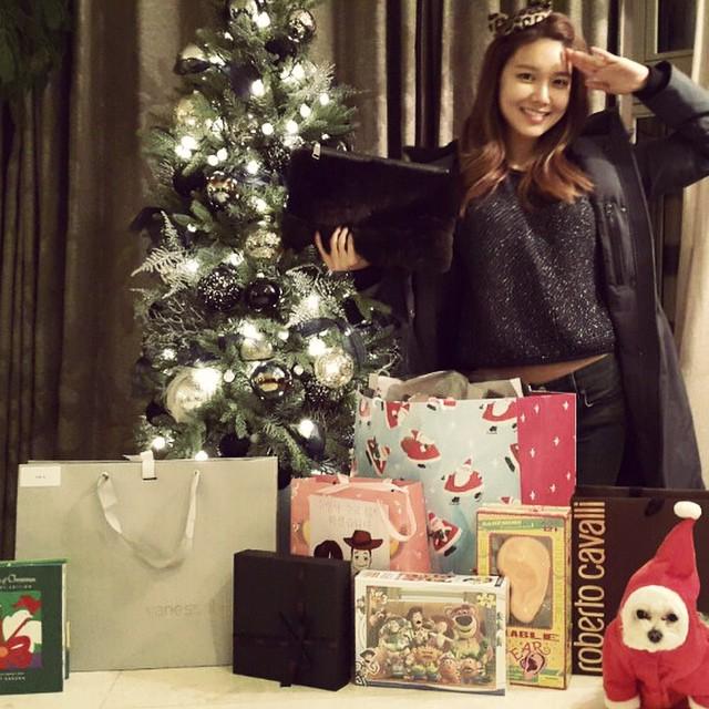 DUNIA_SONE's tweet photo. Syostagram : 😍❤️Christmas gifts from #doubleM #vanessabruno #freepeople #CMFR #robertoca... http://t.co/nPljqsTzYg http://t.co/LLbQZS3Nfh