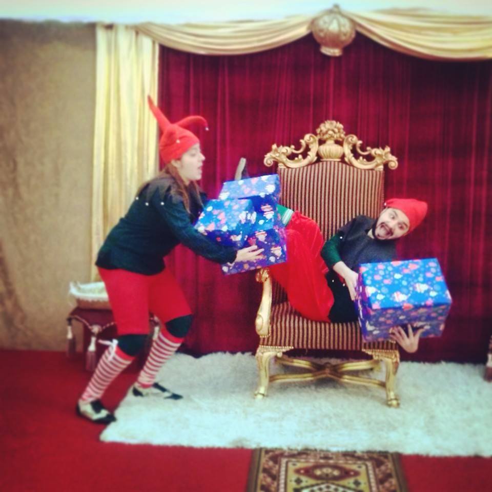 <a href="/TeatroAciegas/">TeatroAciegas</a>  os desea FELICES FIESTAS y que el arte inunde vuestros corazones <a href="/Virginia__Rey/">Virginia Rey</a> @NitoFD <a href="/AlbaTeatro/">Alba Mariño</a>