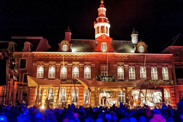 dezandtovenaar's tweet photo. Voor wie het gisteren gemist heeft: zo direct om 16.55 uur: Kerst met de #Zandtovenaar vanuit Roermond op #npozapp http://t.co/wFCXlsWIhn