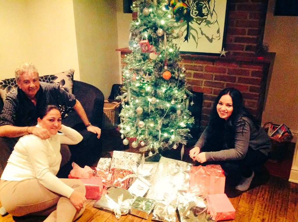 esperansilla's tweet photo. Con los papis despues de muchos meses!! #ChristmaDay #Navidad  #London http://t.co/bWtymZO749