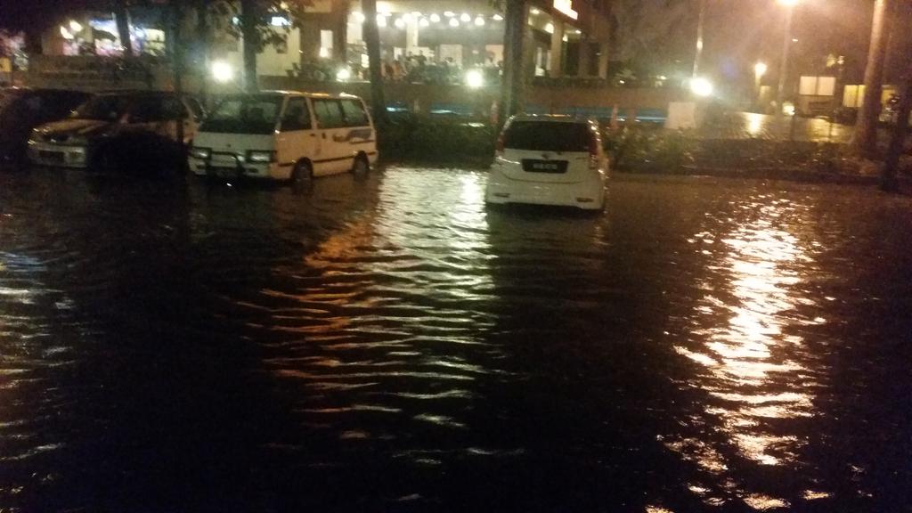 Shah Alam Sect 13 banjir ter0xx take care guys  #masihadaharapan #takecareguys #happybirthdayizzat @izzatluqmaan