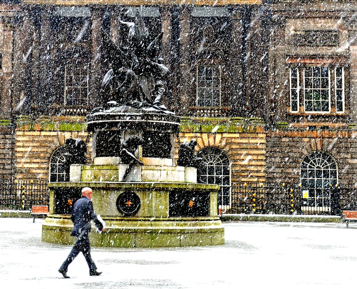 LivEchonews's tweet photo. SNOW WARNING!!! Looks like Liverpool could be getting a drop of the white stuff tomorrow http://t.co/vx8p5Zx9q7 http://t.co/rdDkZfXfQ6