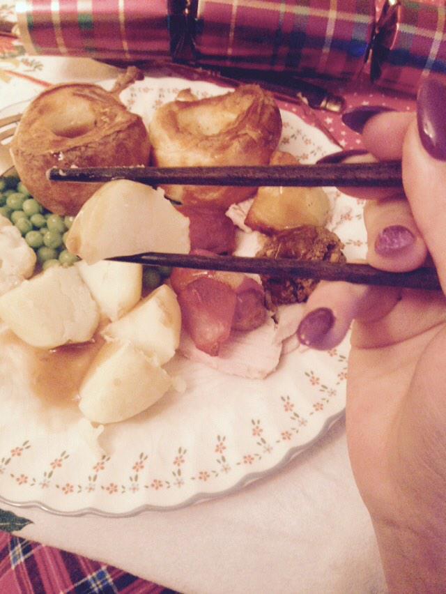 emmanolanxox's tweet image. Chopstick challenge, merry Christmas @NottsScoutJAMBO @ukcontingent #ChopstickChallenge #chopstickchristmas 🎅🎌🇯🇵