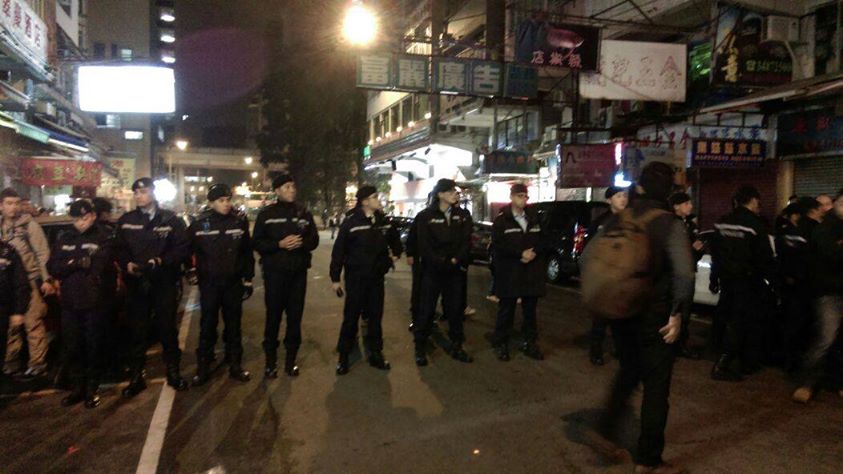 csdkktam's tweet photo. @Independent @guardian @Reuters @AP
RT 26/12 Curfew in Mongkok &amp; Causeway Bay, #HK #HongKong -2 http://t.co/qFlCfXBryB