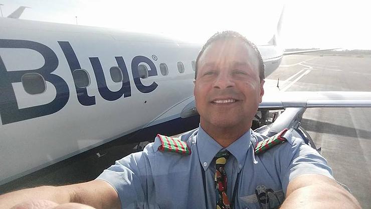 c_epaulets's tweet photo. Captain Rivera of @JetBlue is showing his #Christmas Spirit in Nassau. #MerryChristmas #Aviation http://t.co/XWM5NZh6F2