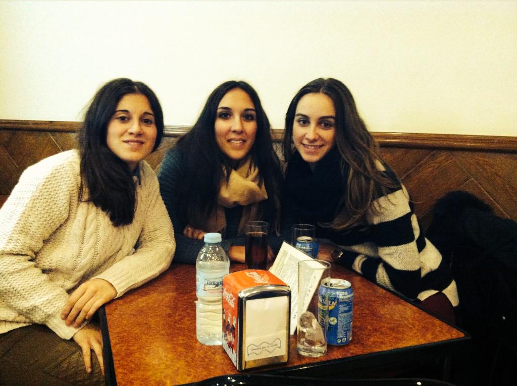 juliitaruiiz's tweet photo. Nada mejor que un reencuentro con @IsaOrti3 @mariagallardoA aunque me falta la más bonita... @NurietaArjona http://t.co/Al41mPCQLA