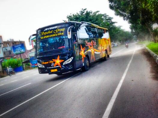 azmuol's tweet photo. Bus Sempati Star
lokasi : jalan gagak hitam sumatra utara kota medan.
@AcehBusLovers  @SukaFotoBis 
#ayonaikbis. http://t.co/ddlSUVXDu0