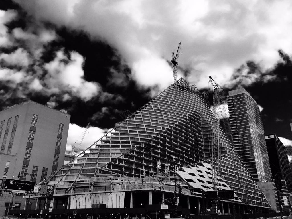 Will_I_Are's tweet image. “@Lot71: Lookin good @BjarkeIngels, lookin good. #625West57th #BjarkesPyramid @CurbedNY @trdny http://t.co/vYV2w87PcJ” phenomenal project