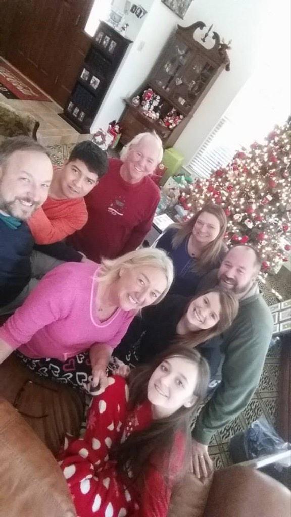volleybre's tweet photo. First family photo with the "selfie stick" π #basicfamily http://t.co/31Sd5DvkKi