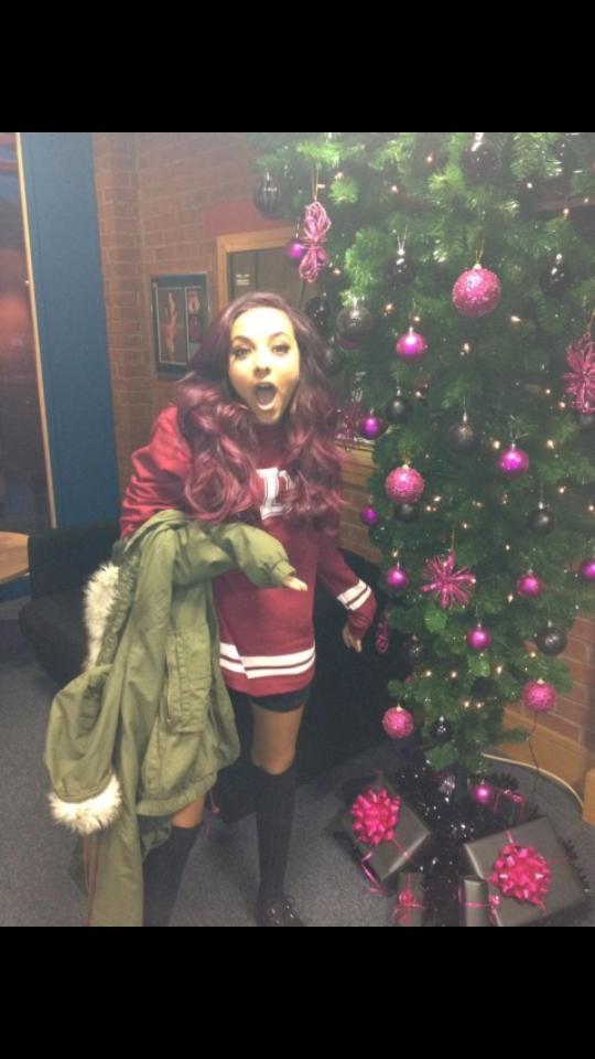 Austiny__'s tweet photo. MERRY CHRISTMAS!! 🎄🎁🎀🎉🎈🎊-__
Tu árbol esta al revés-Alex.
Lo se! Eso lo hace especial 😍-__
-S. http://t.co/NmWgVAXVIW