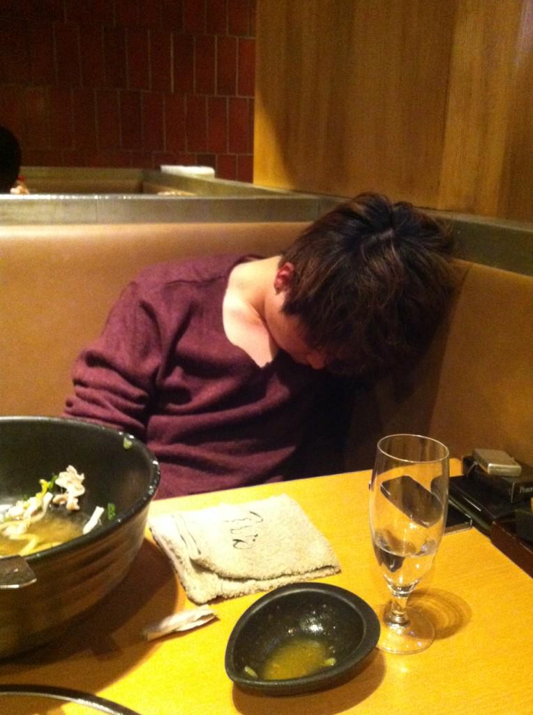 目標達成した彼は死んだように眠りにつきました