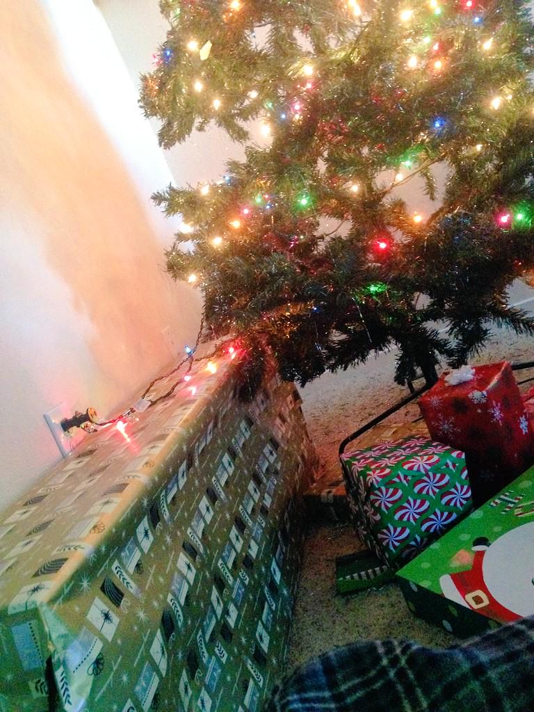 Sandcastle92's tweet photo. I'm tryna peep this huge present but Jake has been on the toilet for like 10 minutes now -__- http://t.co/VaDLmbIXlu