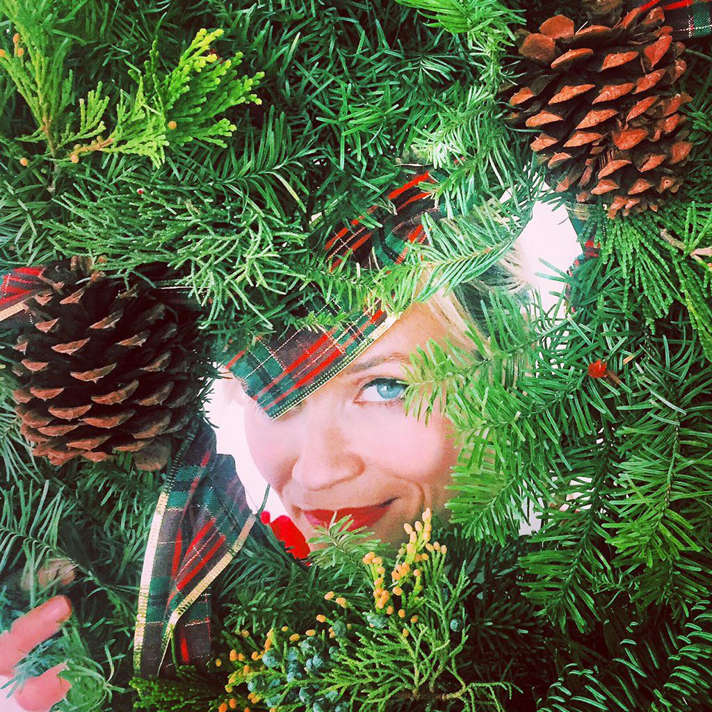 ReeseW's tweet image. Wishing y'all a very merry Christmas!!! Sincerely, #WreathWitherspoon.. (couldn't resist @mindykaling ...😉😘) 🌲🎅