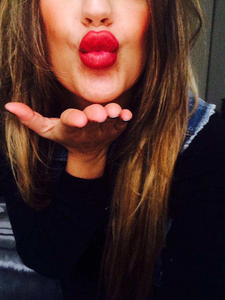sulvale's tweet photo. Kisses for you http://t.co/12UvvtKVX3