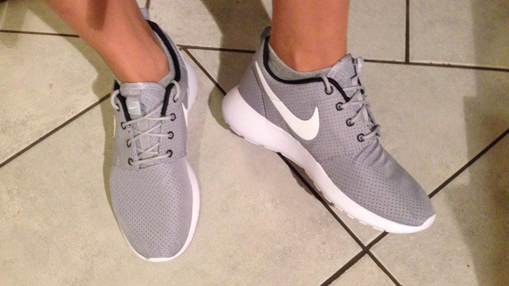 Kelly_pullen's tweet photo. New kicks..🎄👆 #NikeRoshe http://t.co/7gIrOdOS2v