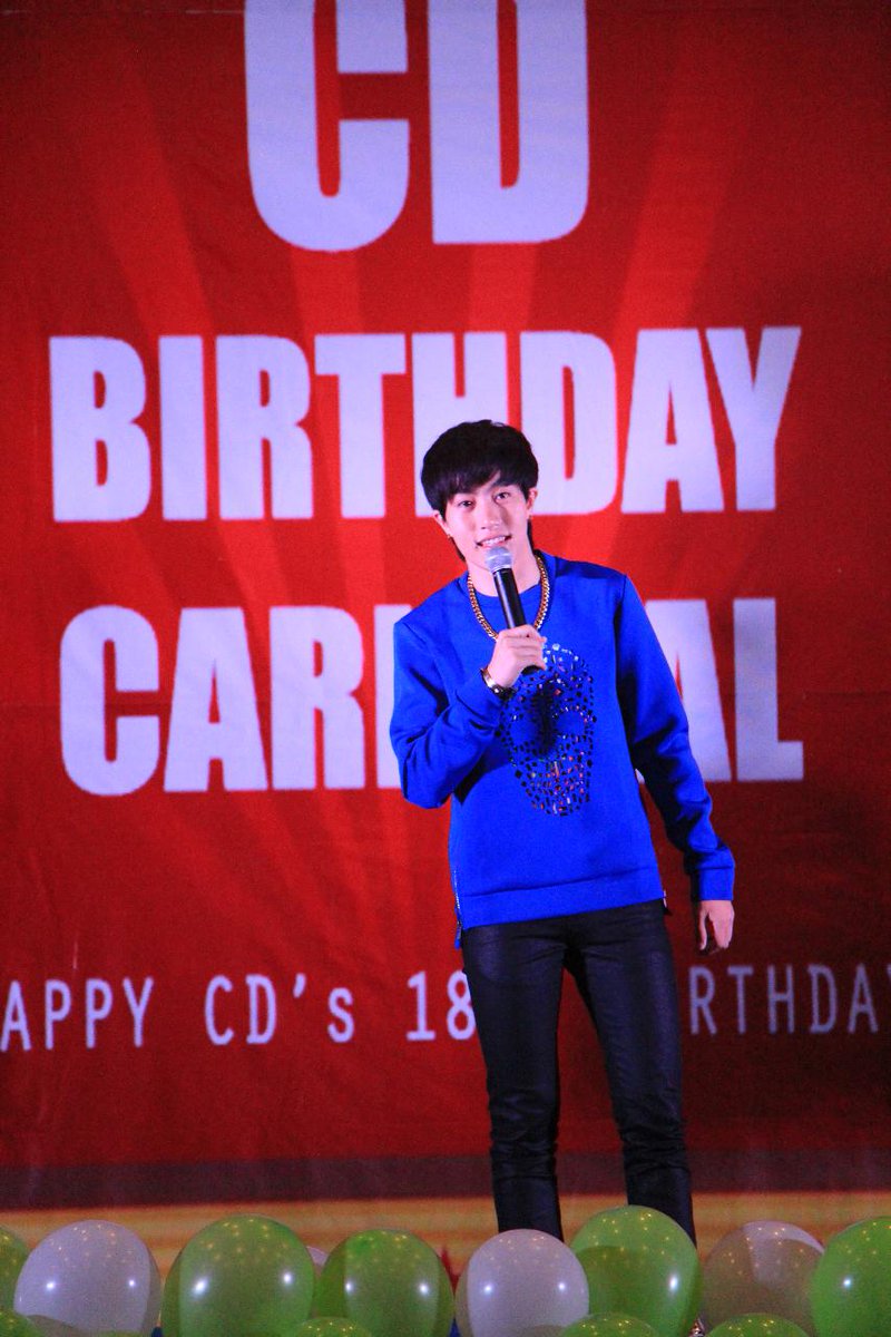 dontonos's tweet photo. @airtery ศี #singforhelp2014 cr. @GyoMi http://t.co/pkPFObbQzG