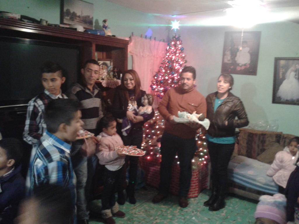 afr0o21's tweet photo. Anoche acostando al Niño Dios :) @telediariomty http://t.co/5HPSBZnjHu