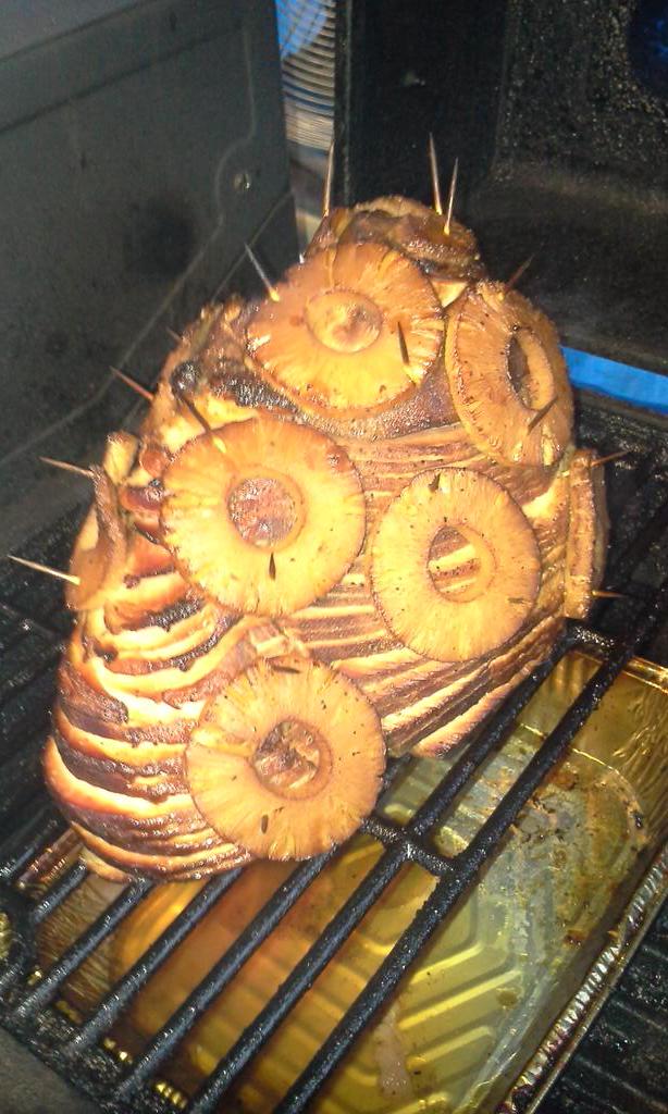 toddmartinusen's tweet photo. Christmas ham. Merry Christmas to all. 
May your hoildays be smokey. http://t.co/cLCw9Gnl4l