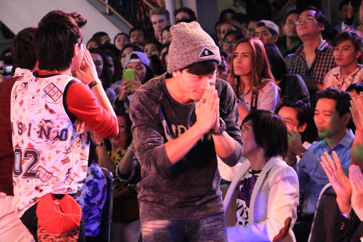 dontonos's tweet photo. @TaeKangTS10 @jc_naka เต้ ซีดี กั้ง #singforhelp2014 cr. @GyoMi http://t.co/J80kpPz1mP